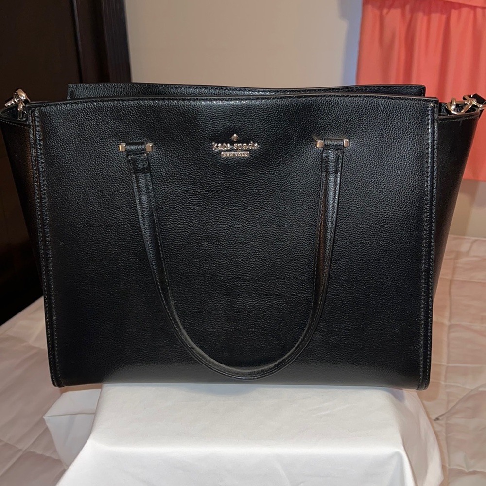 Selling this GORGEOUS black and gold Kate spade large crossbody comes w wallet!